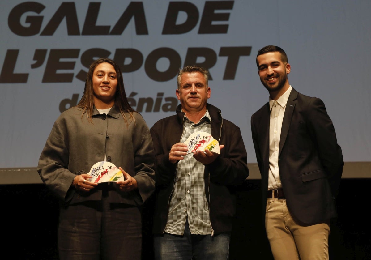 Imagen principal - Fiamma Benítez y el tío de Pepelu con el edil de Deportes, premiadas en gimnasia rítmica y el portero José Iglesias. 