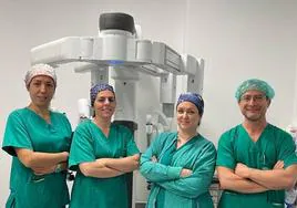 De izquierda a derecha, la doctora Oliver, la doctora Badía, Natalia Pérez y el doctor Piñero, jefe del Servicio de Ginecología del IVO