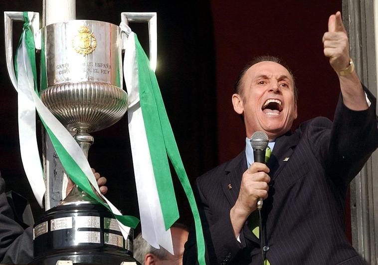 Manuel Ruiz de Lopera celebrando la Copa del Rey de 2005 ganada por el Betis.