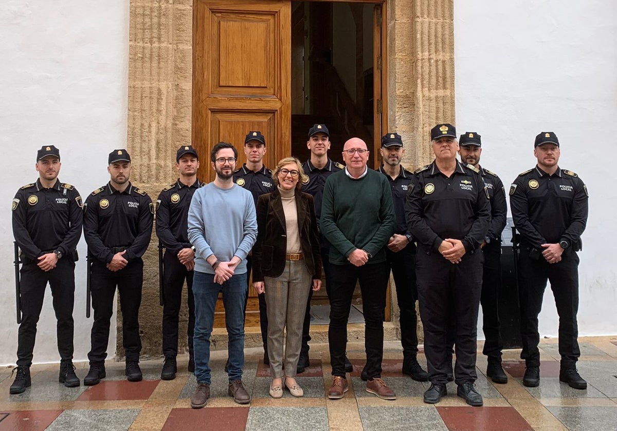 Los nuevos agentes con el intendente jefe y las autoridades localdes.