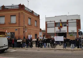 Concentración de vecinos en la puerta del Ayuntamiento de Gilet.