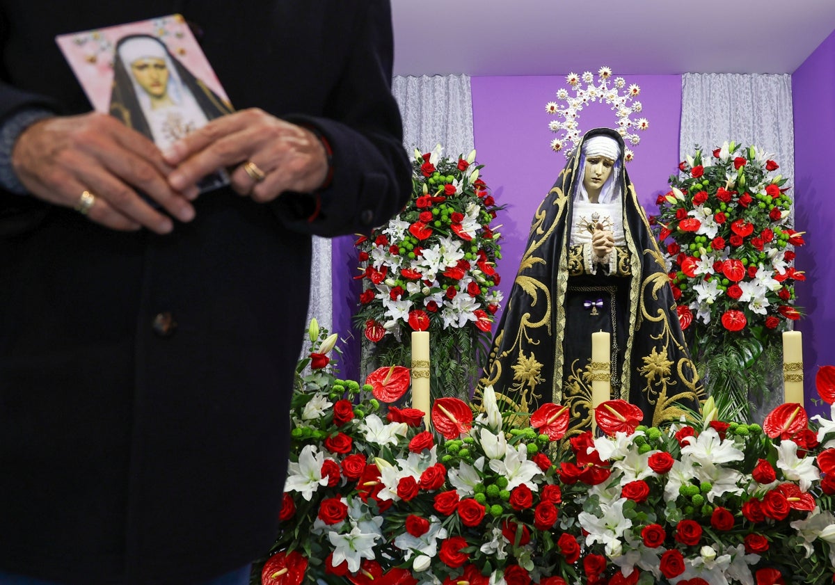 Imagen principal - Imagen de la Dolorosa del Cabanyal y María Antonia Masiá y Ángela Milanés, junto al Cristo del Salvador.