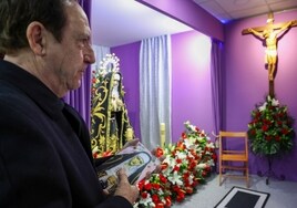 Pepe Carabal, devoto que custodia estos días la imagen de la Dolorosa en la floristería 'Más que flor', en la calle de la Reina del Cabanyal.