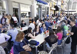 Terrazas de bares las pasadas Fallas repletas de clientes en Valencia.