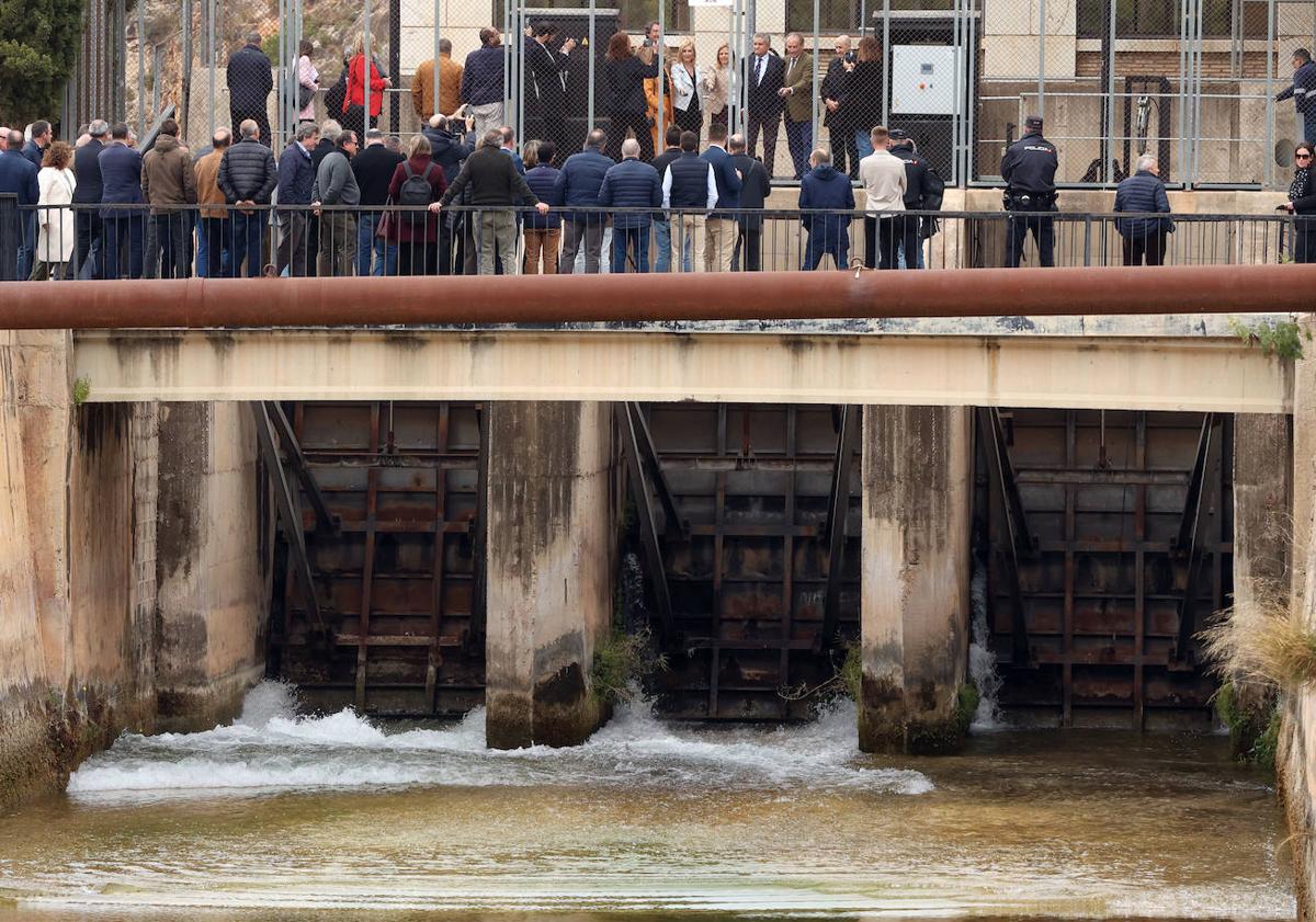 Imagen principal - El Consell apuesta por la modernización de la Acequia Real del Júcar y el saneamiento de los aportes a l&#039;Albufera