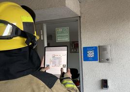 Un bombero consulta la información de un edificio mediante la tecnología de Smert.