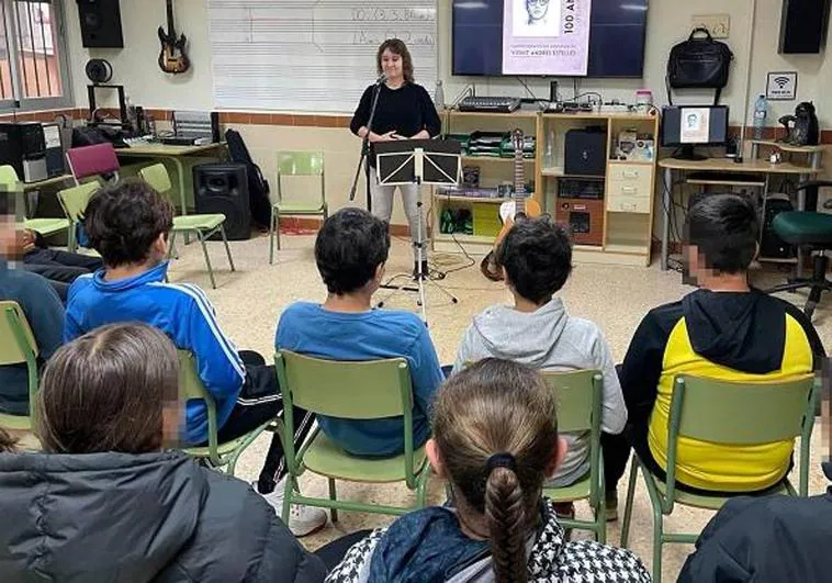 Eva Gómez imparte un taller sobre la poesía de Estellés en el Colegio de Almenara