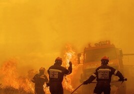 Bomberos del Consorcio de Castellón en un incendio forestal.