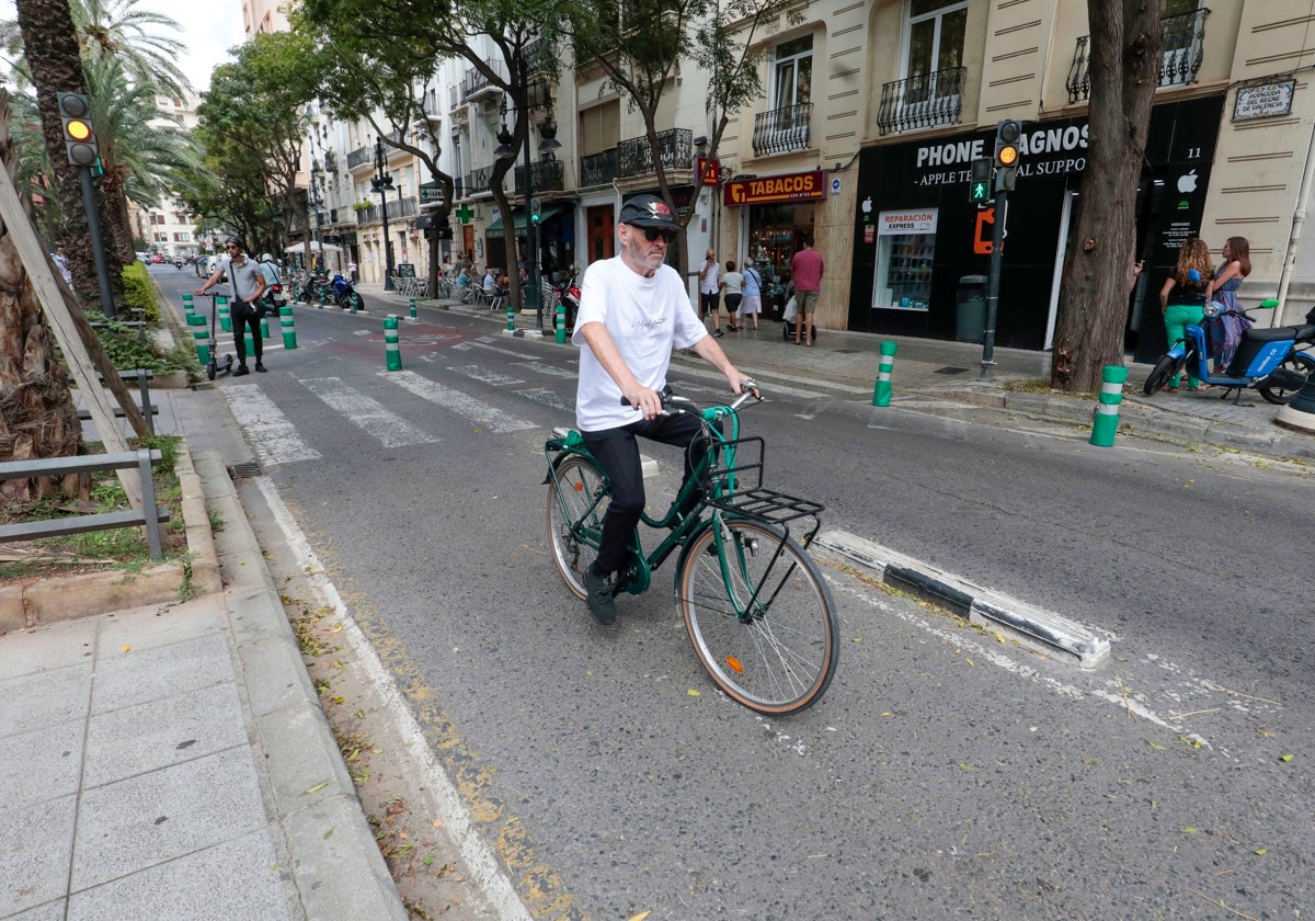 Carril ciclista por la avenida Reino de Valencia.