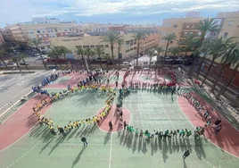 Alumnos de un centro de Elche conmemoran el Dia de l'Esport.