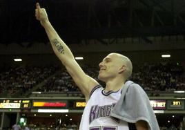 Williams saludando a la grada en un partido de los Kings (2001).