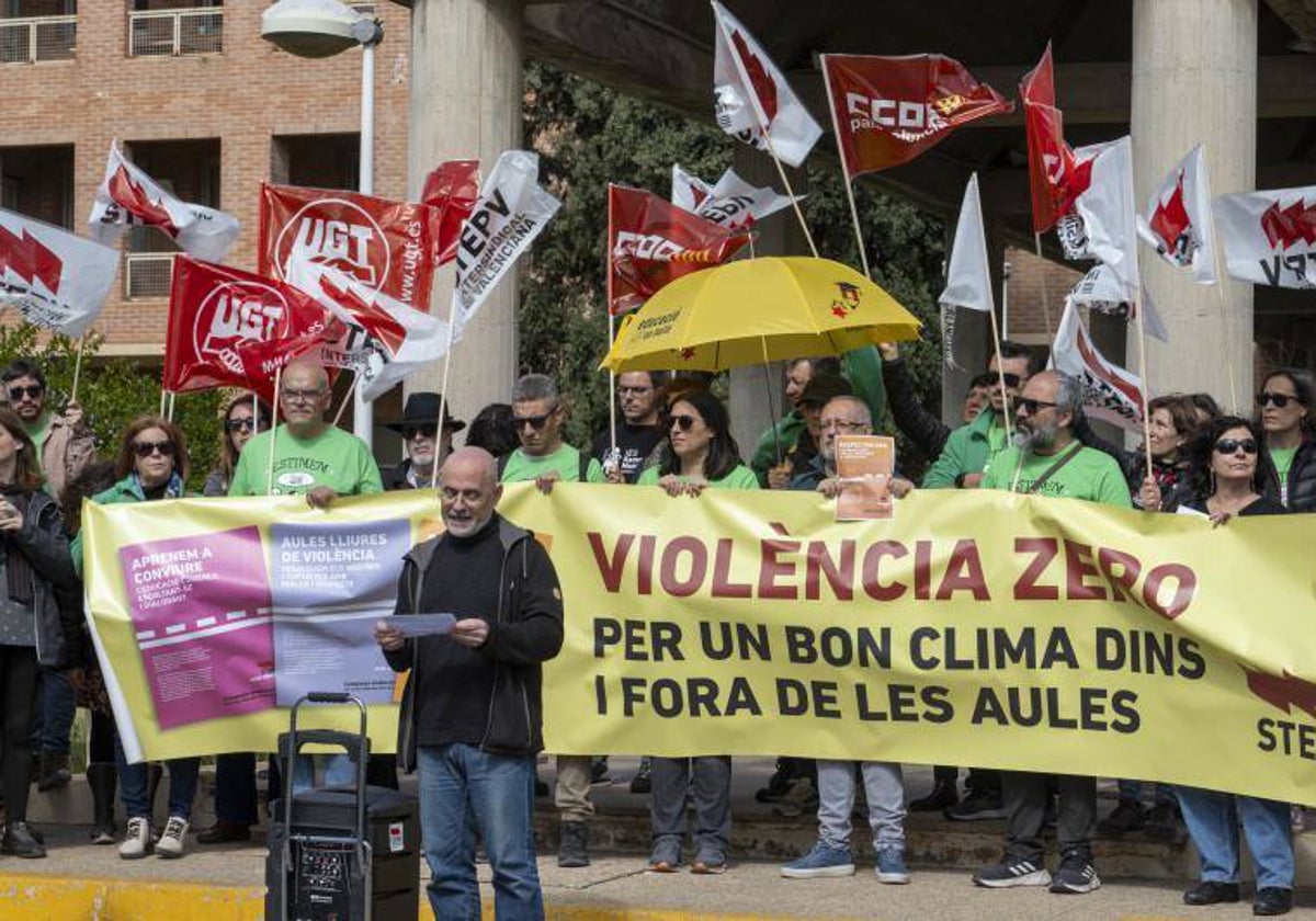 Profesores se concentran contra las agresiones.