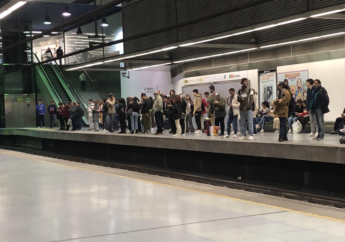 Una avería técnica en Ayora causa retrasos en las líneas 5 y 7 del metro