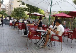 Terrazas de hostelería en la plaza Honduras de Valencia.