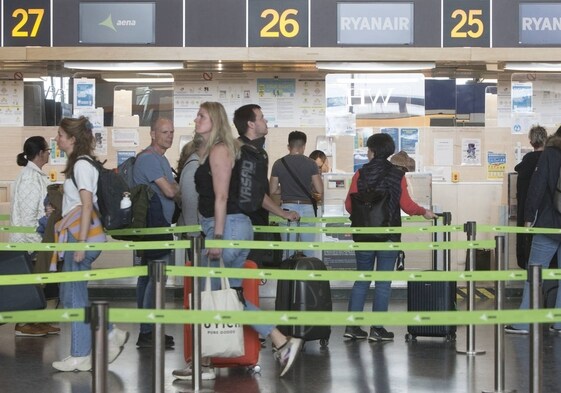 Pasajeros en el acceso a mostradores de facturación.