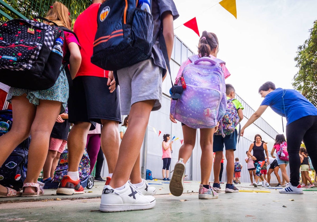 Un grupo de alumnos entrando en su colegio, el primer día del curso 2023-2024.