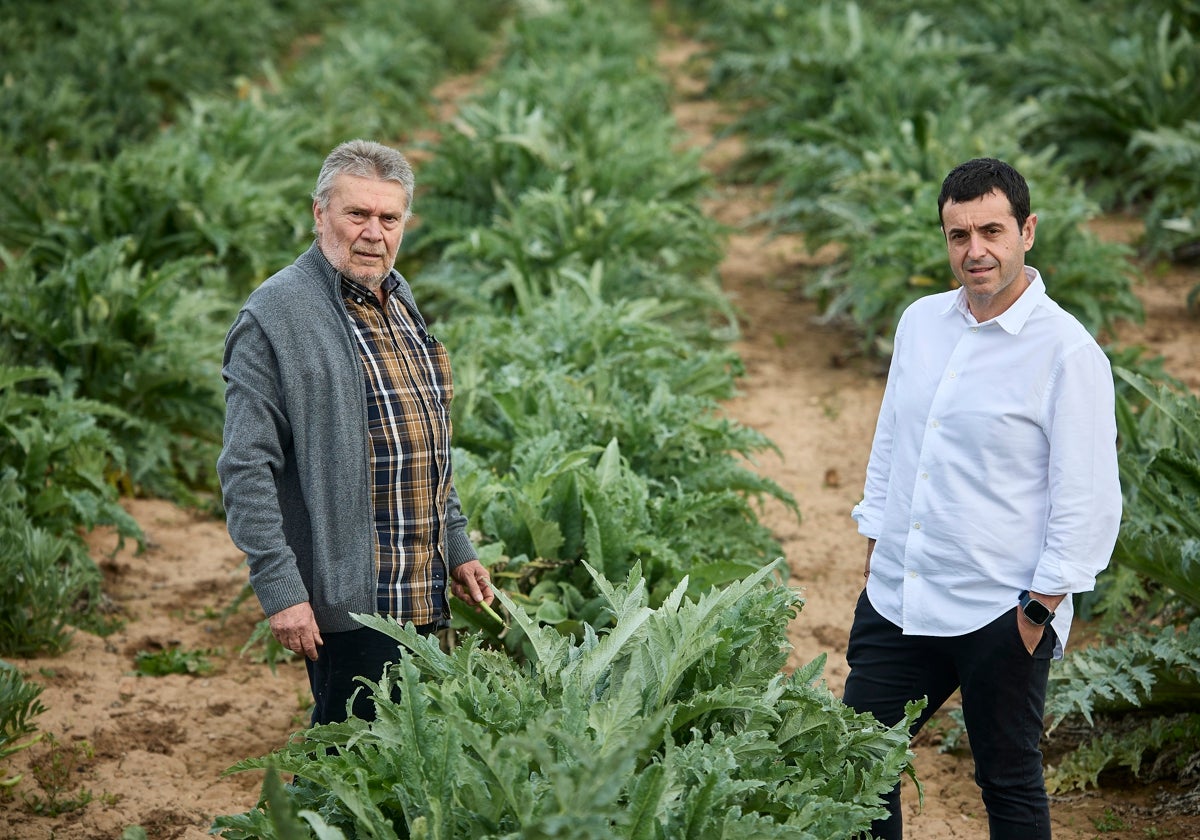 Toni Misiano y Ricard Camarena, en el huerto de Albalat dels Sorells.