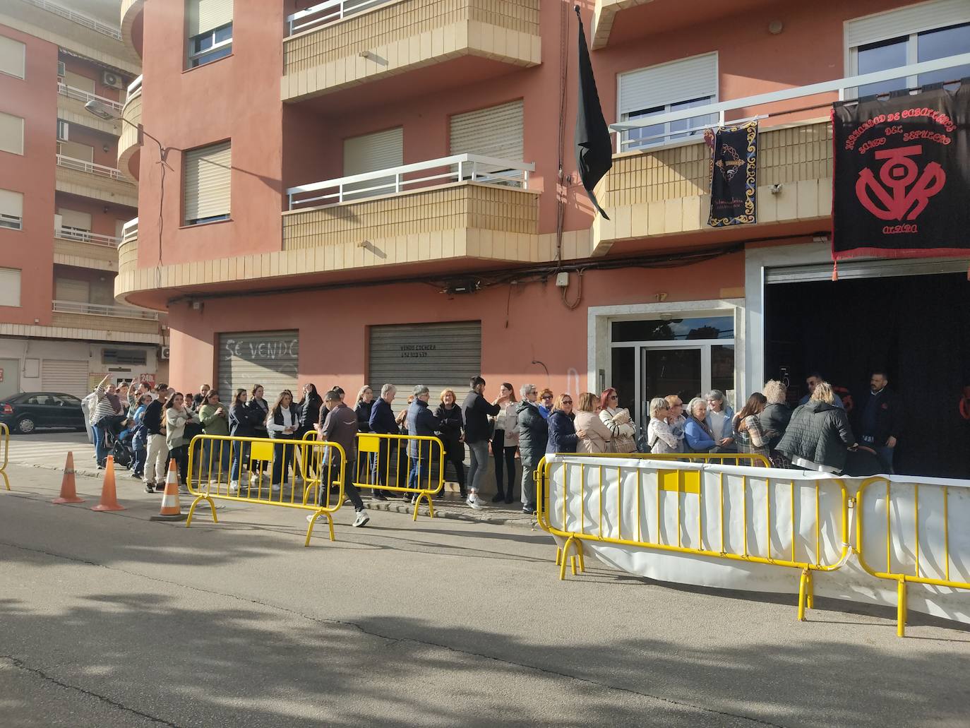 Gente esperando para ver el dosel del Santo Sepulcro de Alzira.