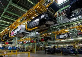 La planta de vehículos de Ford en Almussafes, en pleno proceso de ensamblaje.