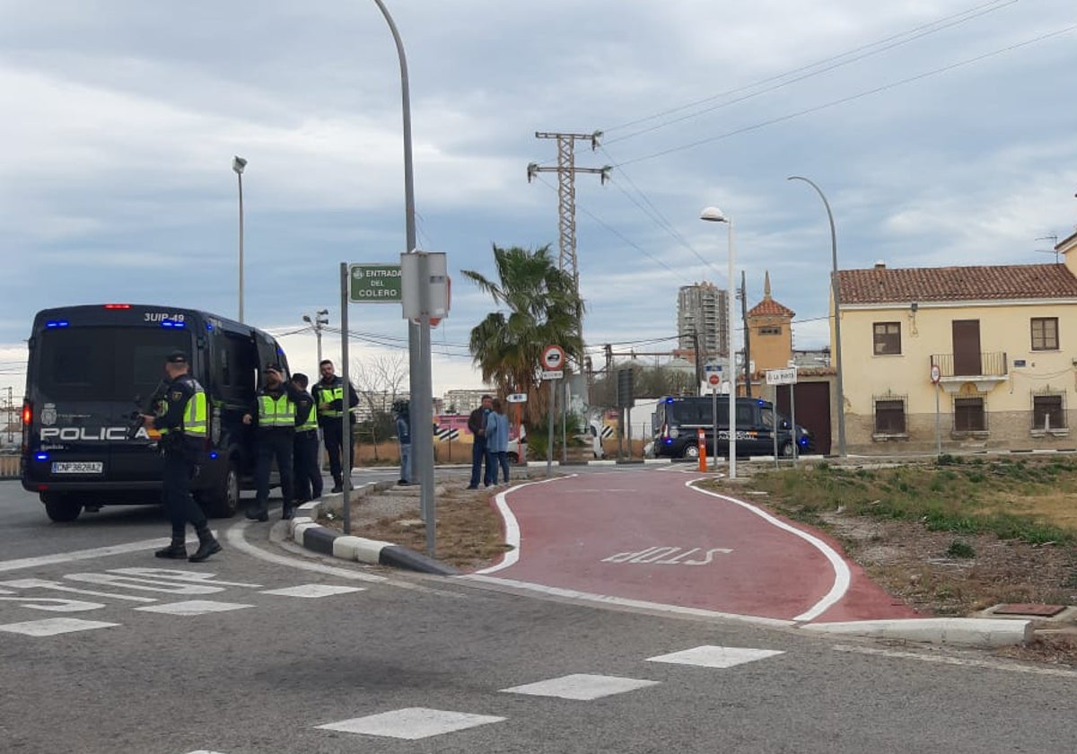 Un control de la Policía Nacional en una rotonda junto a la iglesia de La Punta.