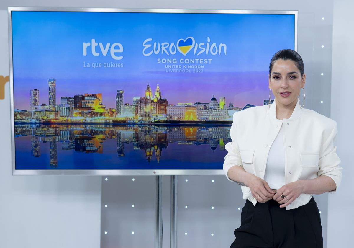 Ruth Lorenzo, portavoz del jurado español, posa tras un junket de prensa sobre Eurovisión 2023.