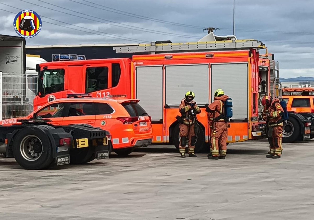 Bomberos desplazados a la empresa.