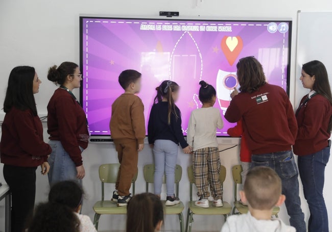 Escolares jugando en el material de estos personajes.