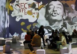 Un grupo de personas en la exposición 'Dalí cibernético' que se abre al público el 27 de marzo en Bombas Gens.