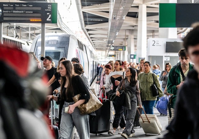 Multitud de pasajeros se concentran cuando los trenes sufren algún retraso.