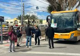 Los pasajeros corren para hacer transbordo de los autobuses extraordinarios.