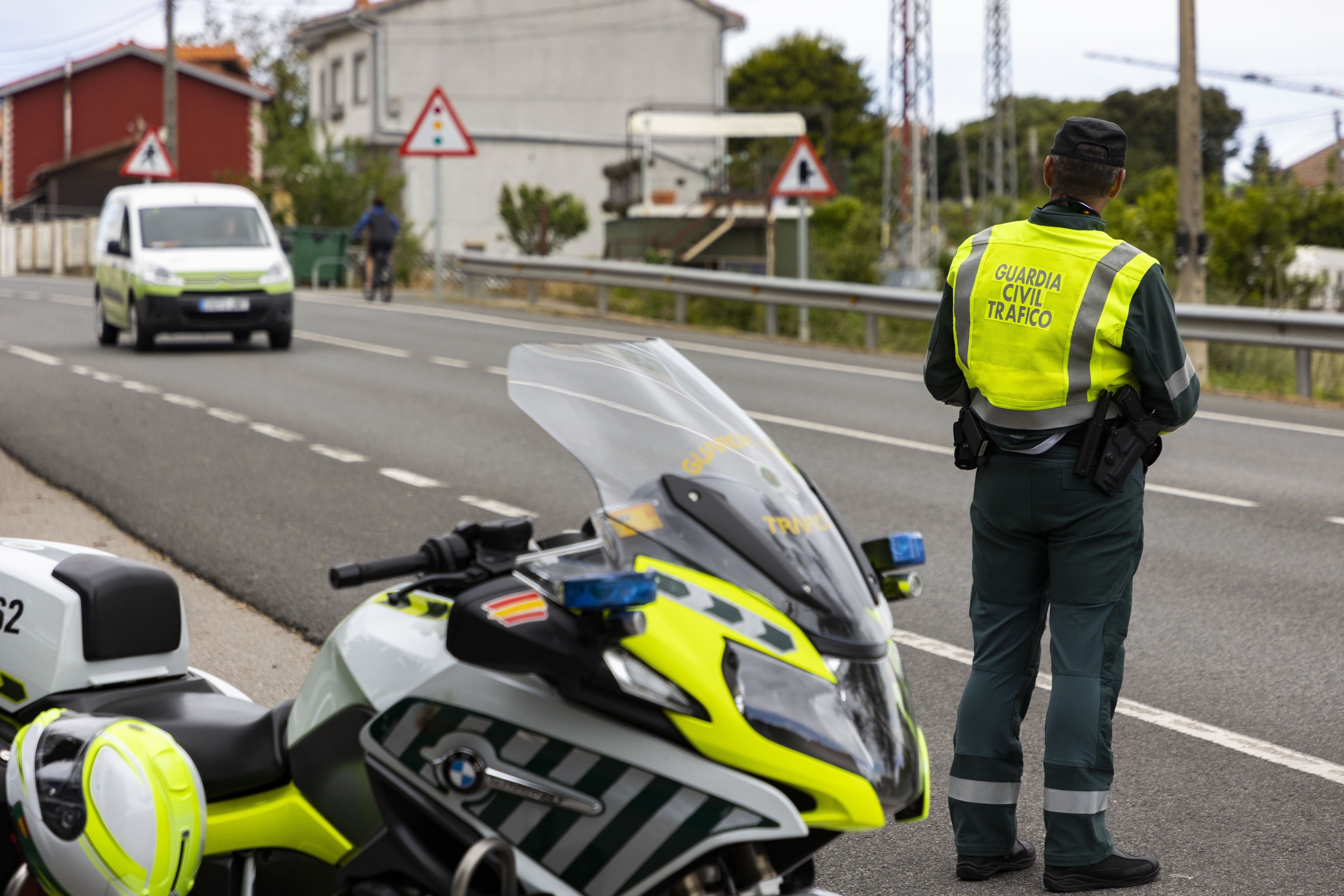 Un agente de la Guardia Civil junto a una moto en una imagen de archivo.