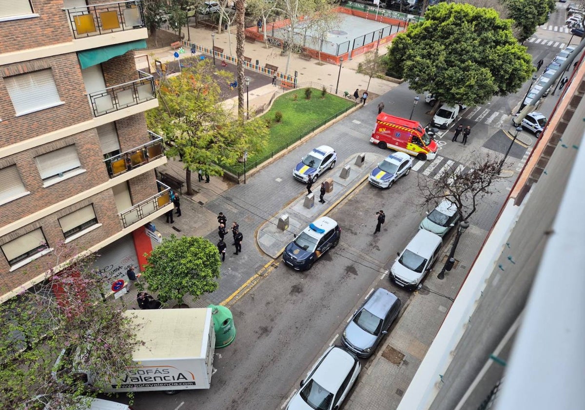 Agentes de Policía y bomberos en la calle Pobla de Farnals.