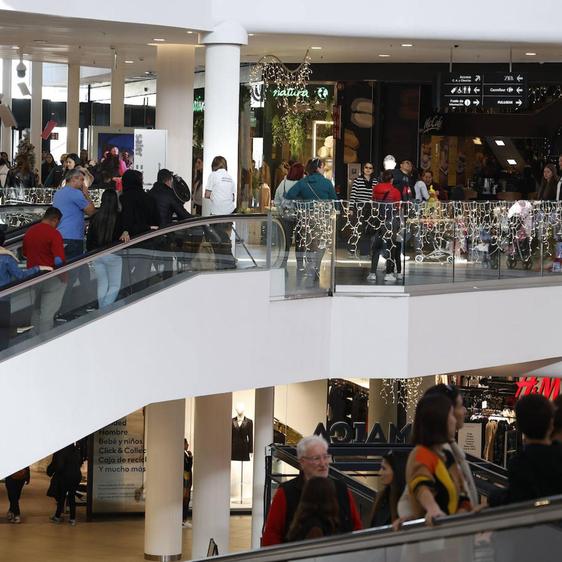 Gente de compras en un centro comercial en Valencia las pasadas Navidades.