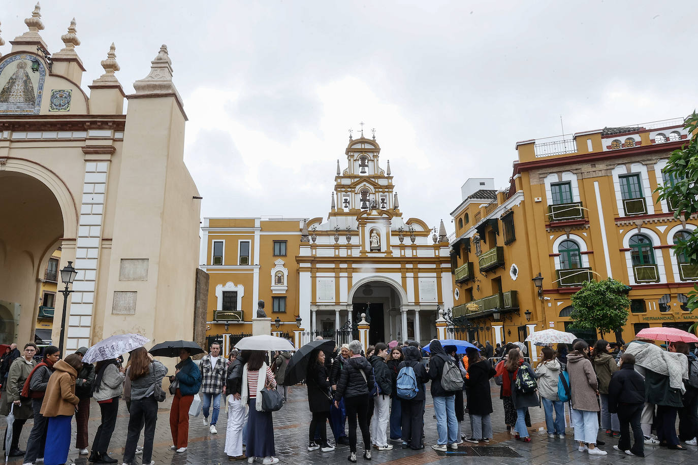 Desolación tras la suspensión de la Madrugá en Sevilla por la lluvia