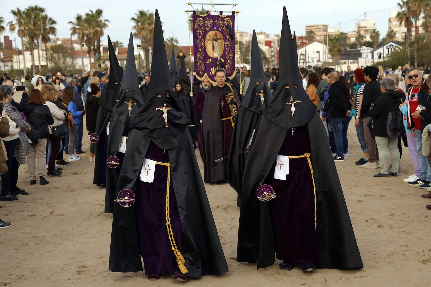 Encuentro de los Cristos y visita a la playa del Cabanyal, en imágenes