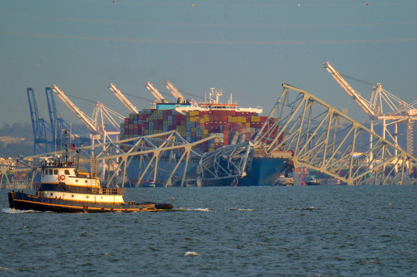 Una de las grúas más grandes del mundo retira los restos del puente colapsado en Baltimore