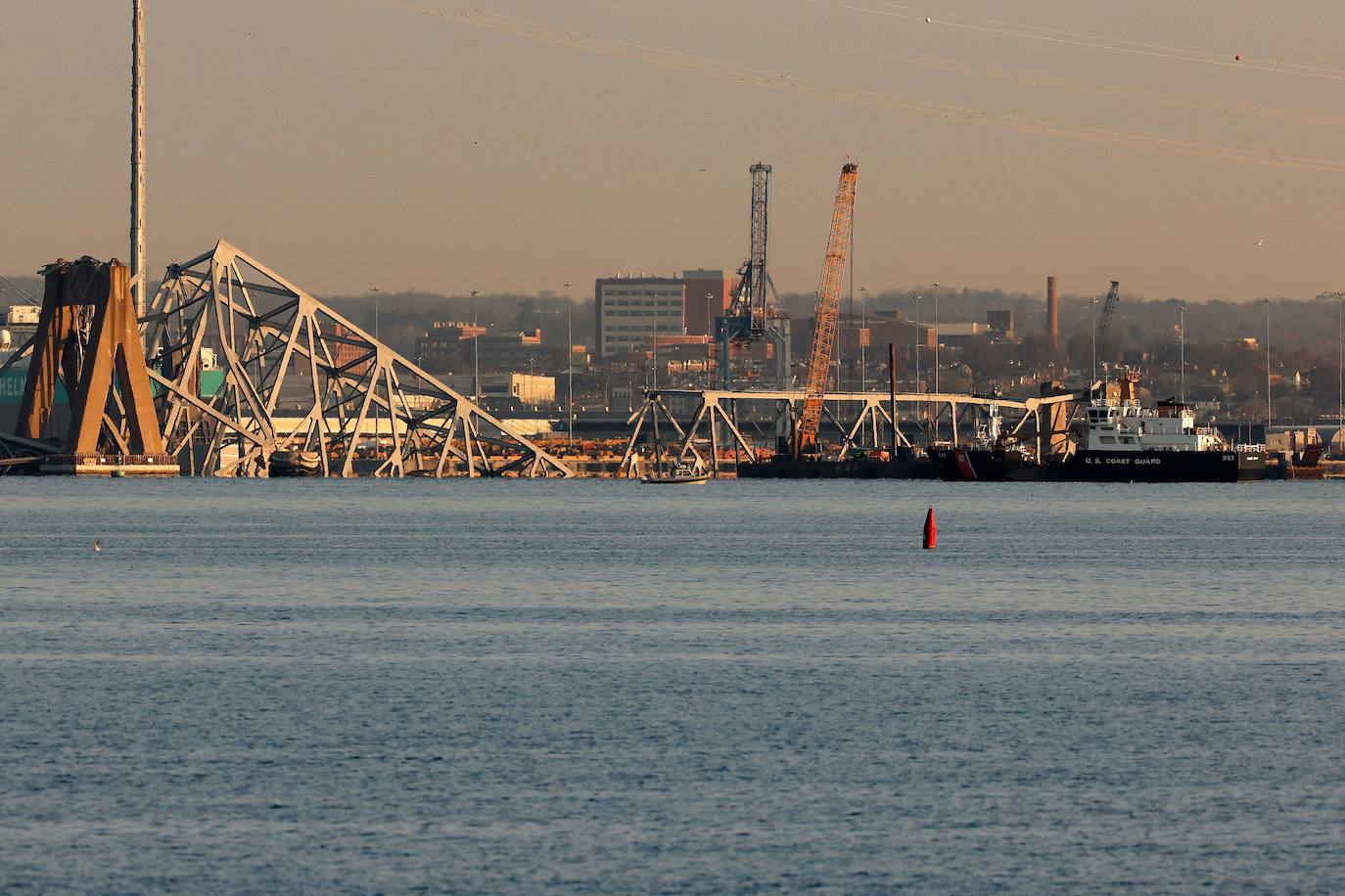 Una de las grúas más grandes del mundo retira los restos del puente colapsado en Baltimore