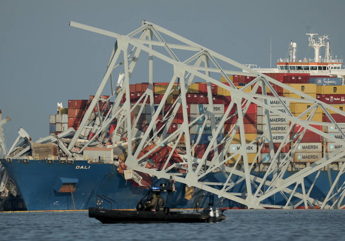 Una de las grúas más grandes del mundo retira los restos del puente colapsado en Baltimore