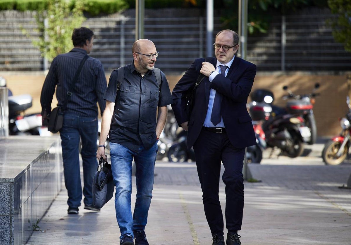 Francis Puig, a su llegada a la Ciudad de la Justicia, acompañado de su letrado.