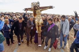 Miles de asistentes a la visita del Cristo del Salvador del Cabanyal a la playa.