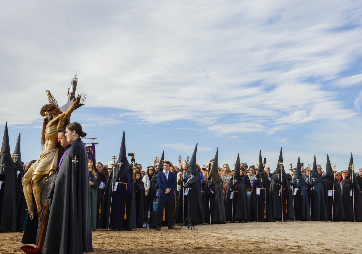 Imagen principal - Vestas del la hermandad del Cristo del Salvador y los ediles Juan Carlos Caballero y José Luis Moreno, llevando al Cristo.