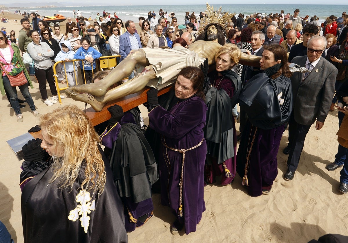 Las siete mujeres cofrades que han llevado al Cristo del Salvador y del Amparo a la playa.