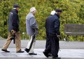 Varios pensionistas caminan por la calle, en una imagen de archivo.