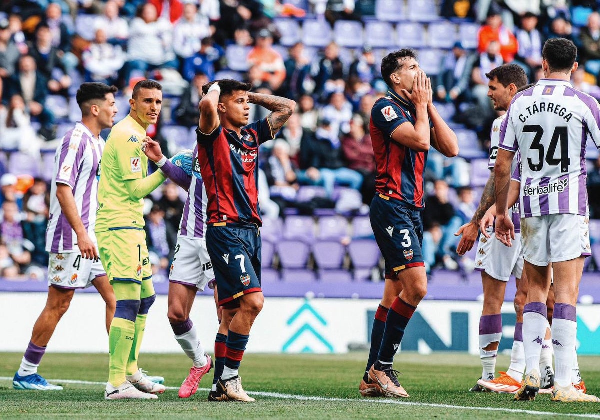 Jugadores del Levante se lamentan tras el partido contra el Valladolid