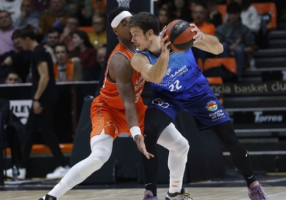 Happ postea a Davies durante la visita esta temporada del Gran Canaria a la Fonteta.