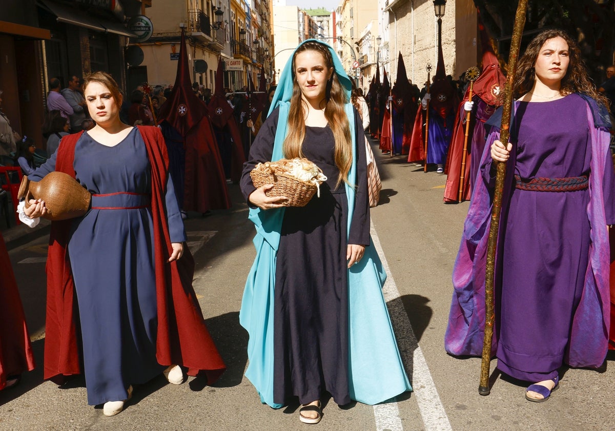 Imagen principal - En la primera imagen, Miriam Macias, Raquel Sánchez y MAría Montilla de la hermandad del Ecce-Homo. En la segunda imagen, Sheila Montilla, en el personaje de Fe; Yaiza Dolç como Rosa Mística y Bea Palanca, como