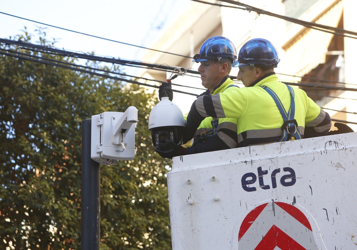 Instalación de cámaras de seguridad en el barrio de Orriols.