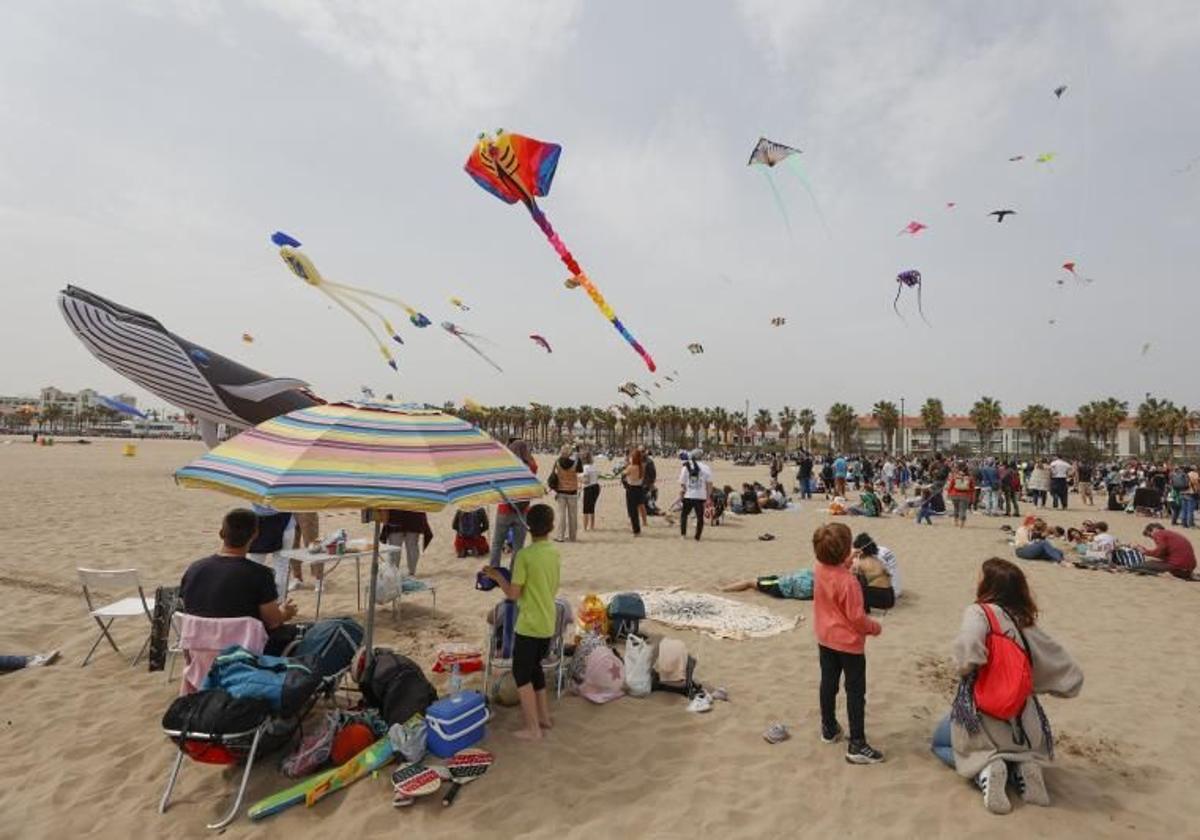 Festival de cometas y gente en la playa de la Malvarrosa