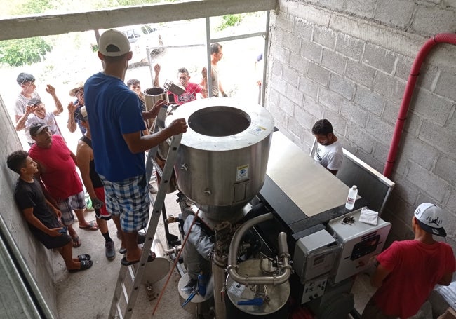 Interior de parte de la instalación construida por el Instituto de Ingeniería Energética.