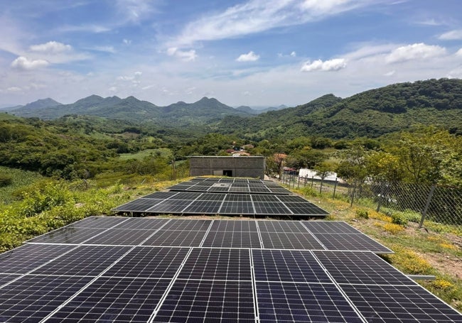 El parque solar se encuentra entre montañas.